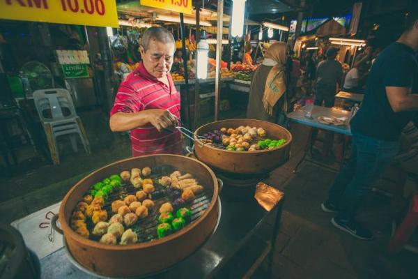 تور ارزان کوالالامپور: غذاهای خیابان جالان آلور کوالالامپور: قورباغه سوخاری تا هشت پا و صدف
